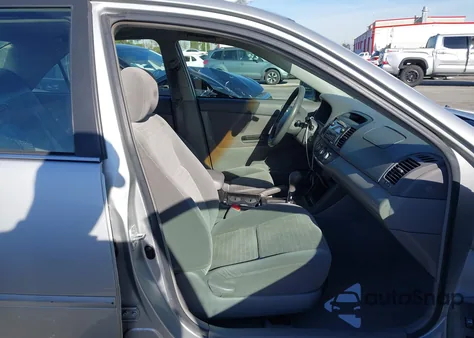 2005 Toyota Camry Le z USA, uszkodzony, nr VIN 4T1BE32K25U556087